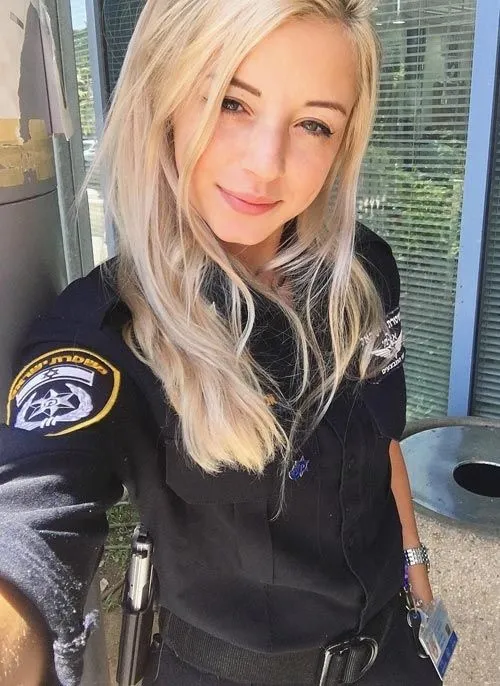 10 Most Beautiful Female Police Officers We'd Love To Get Arrested By
www.shutterbulky.com