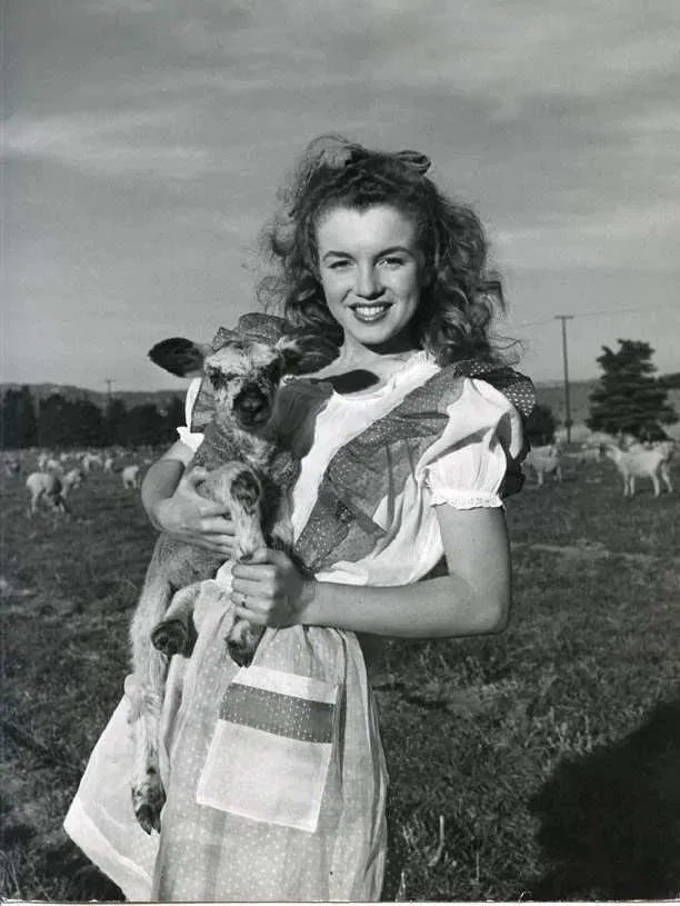 Norma Jeane in 1945 before she became the famous Marilyn Monroe | Pinterest
