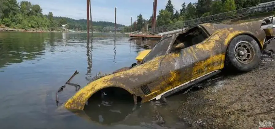 Il retrouve sa Corvette C3 volée......20ans plus tard.......au fond d'un lac !!! Missing-Chevrolet-Corvette-C3-Found-in-Portland-Lake-After-20-Years