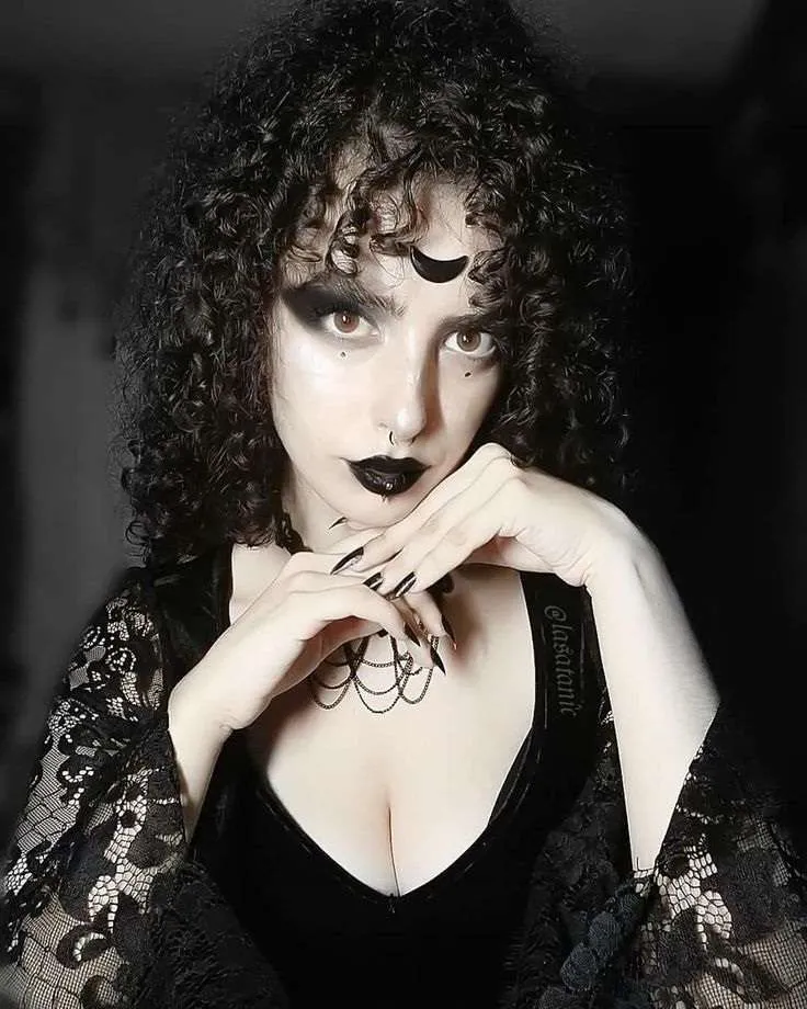 victorian era Goth Hairstyles For Curly Hair 2