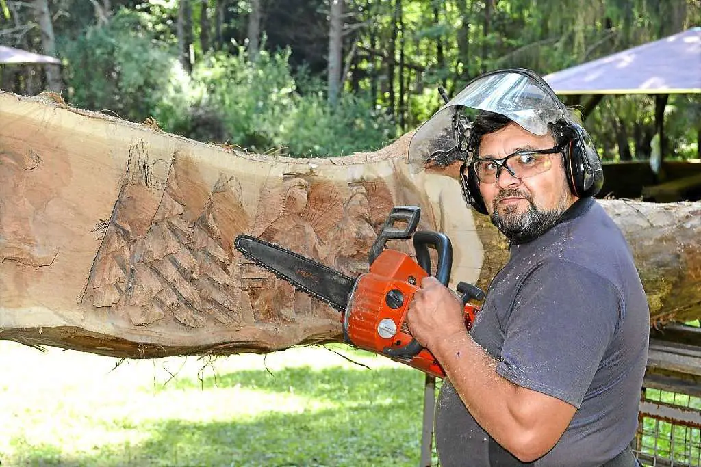 Igor Loskutow, an Estonian chainsaw master, carved a fascinating Dragon bench 2