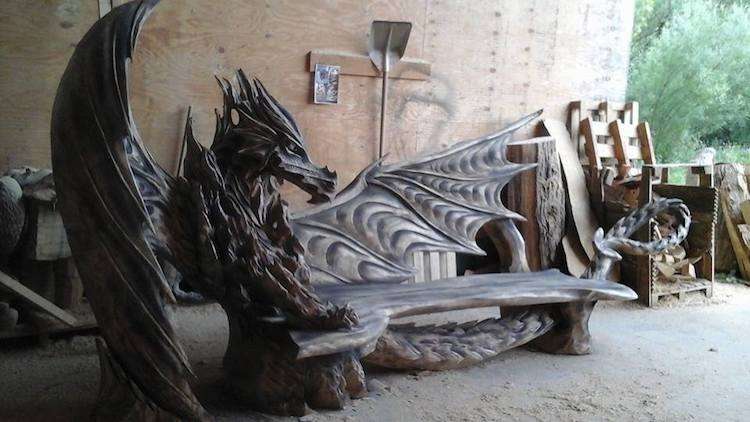 Igor Loskutow, an Estonian chainsaw masters Dragon bench 7