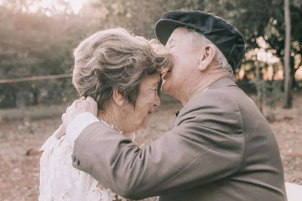 Old Couple Remarry & Retake Photos to Fill Past Regrets