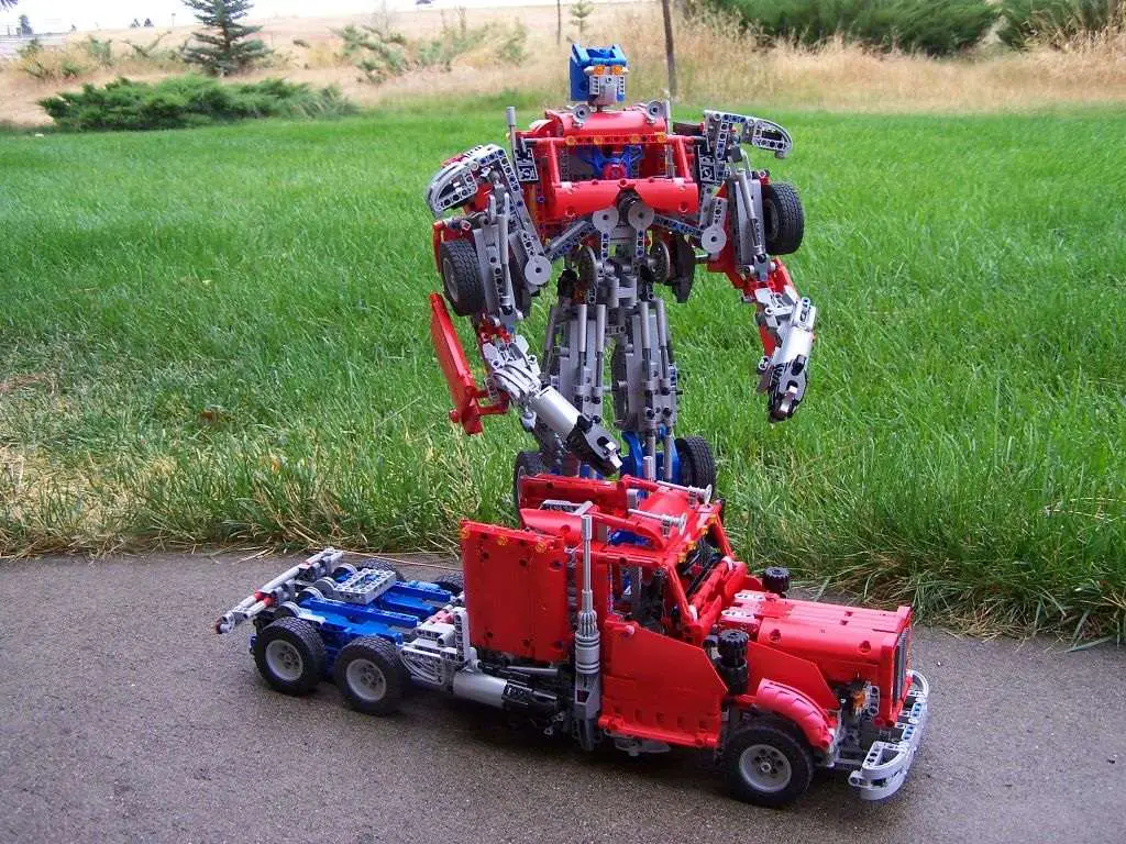 Transformer Optimus Prime. David Luders (2011).