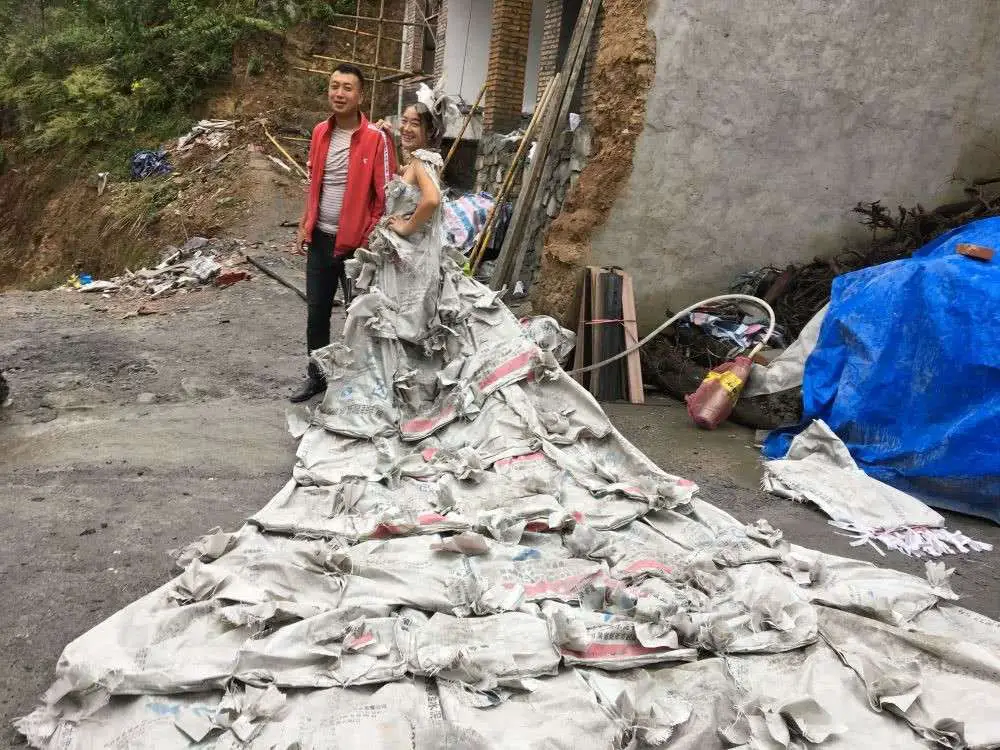 A Chinese woman made a wedding dress from 40 bags of cement 1