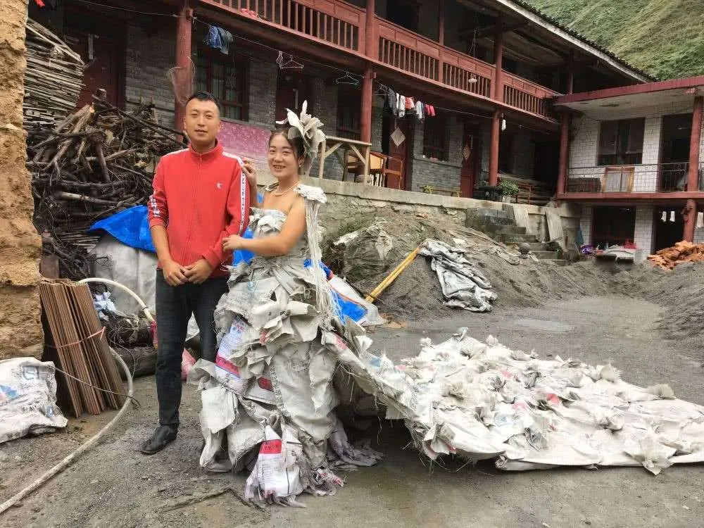 A Chinese woman made a wedding dress from 40 bags of cement 1
