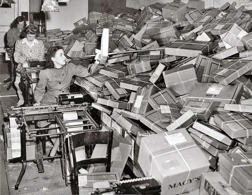 Macy’s Chronicles: Unveiling the 1940s Shipping Marvel in the Heart of New York
